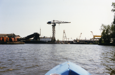 825994 Gezicht op de scheepswerf Ballast Nedam (De Liesbosch 5) te Nieuwegein, vanuit een kano op het Merwedekanaal.